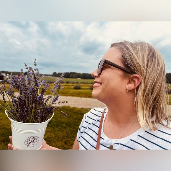 Meet your Posher, Angela - Picture 2 of 4